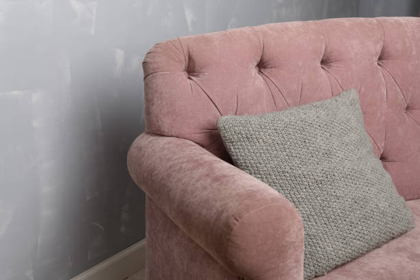 مبل راحتی صورتی طوسی ترکیب رنگی متعادل جلوه‌ ای آرامش‌ بخش